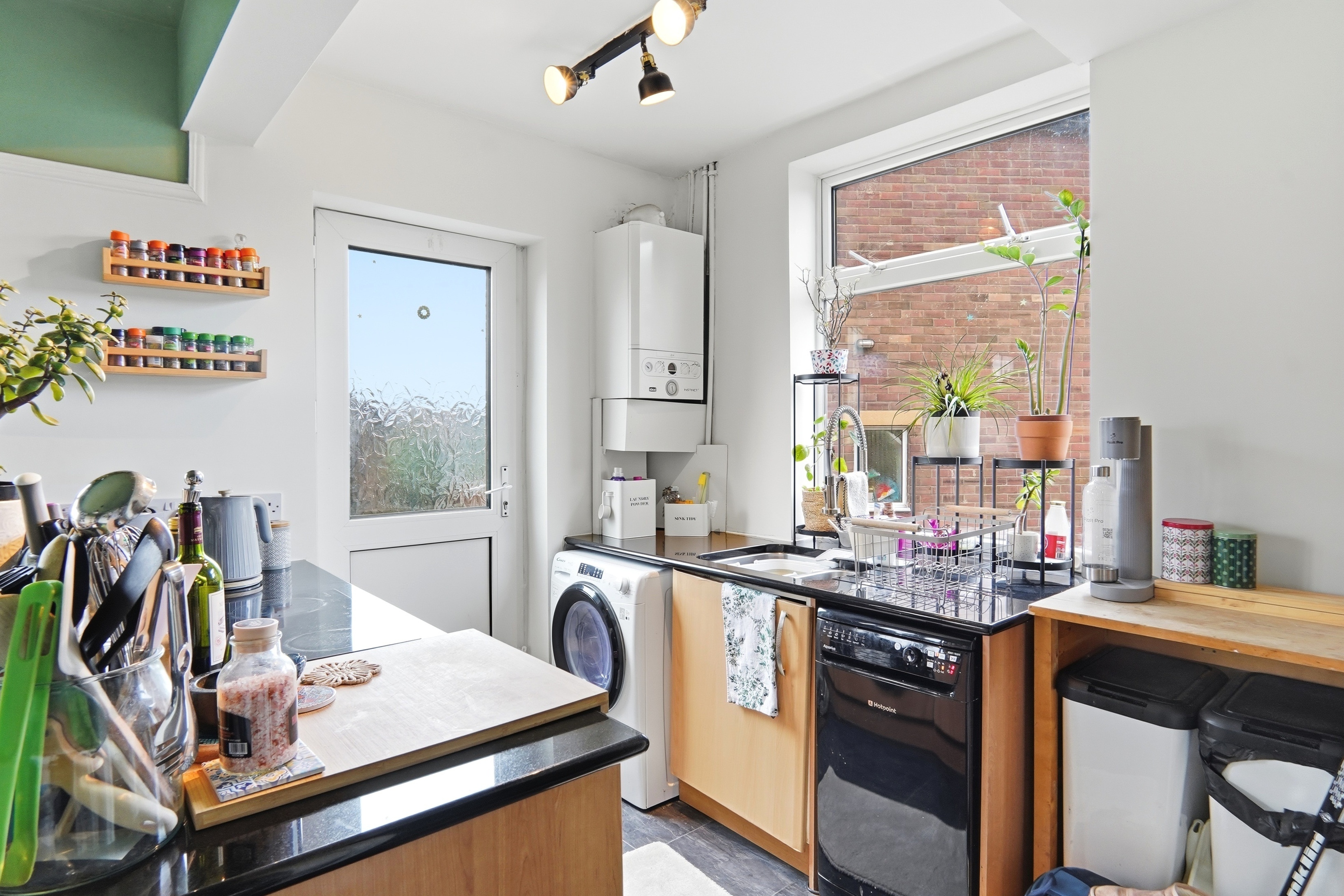 Leeds And Bradford Road, Leeds, LS13 - Photo 9