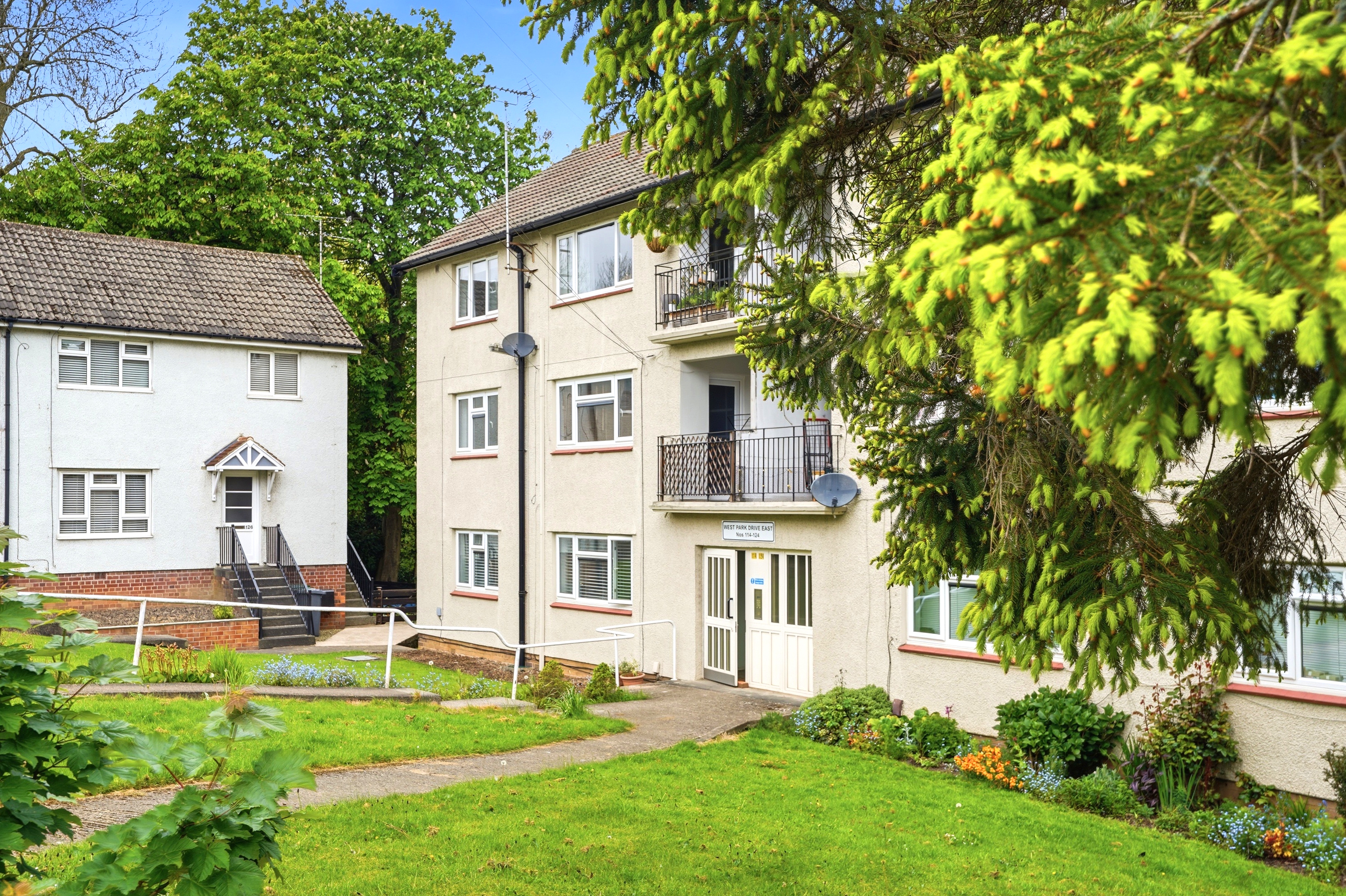 West Park Drive East, Roundhay, Leeds, LS8 - Photo 1