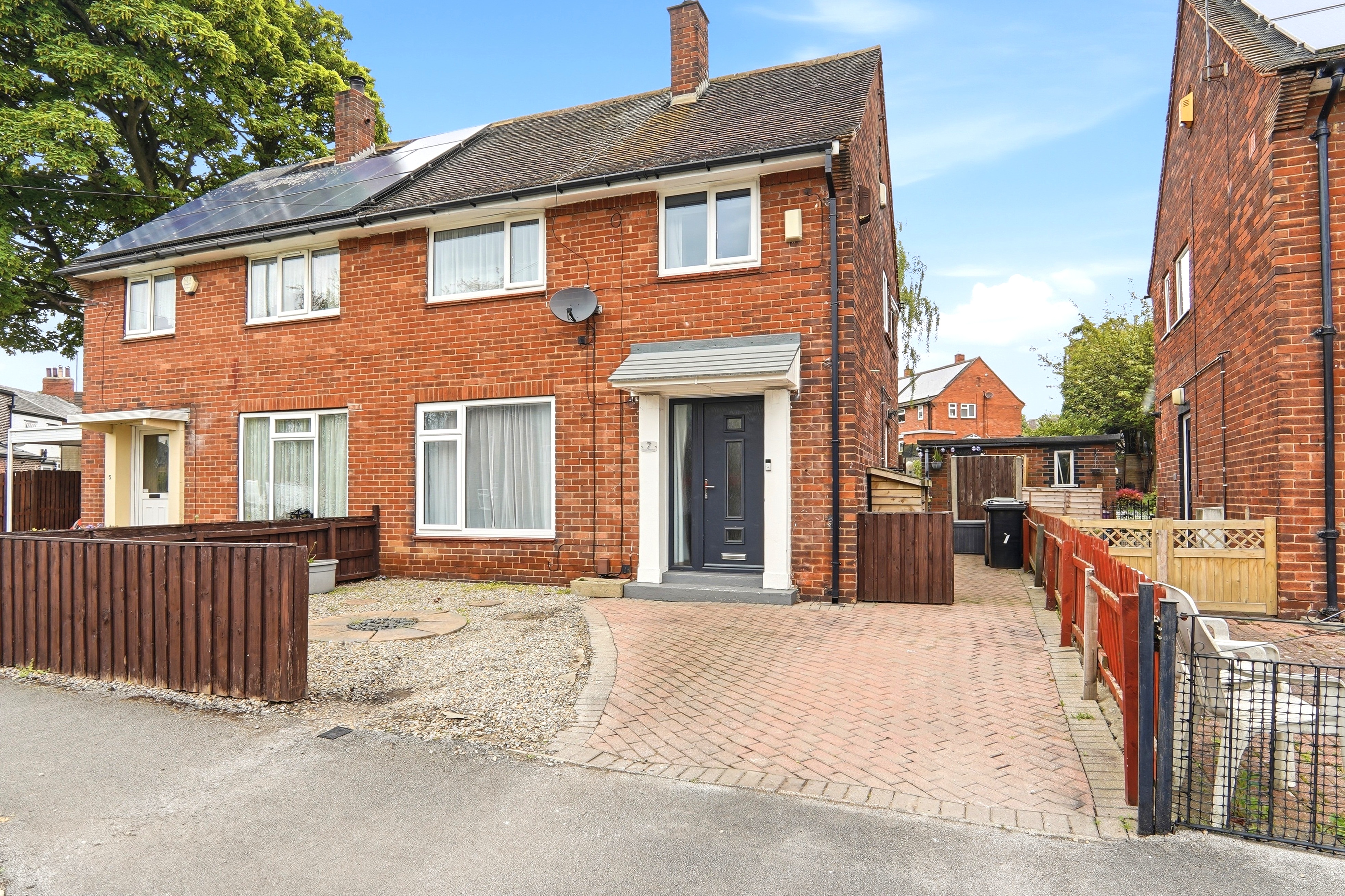 Stocks Approach, Seacroft, Leeds, LS14 - Photo 1