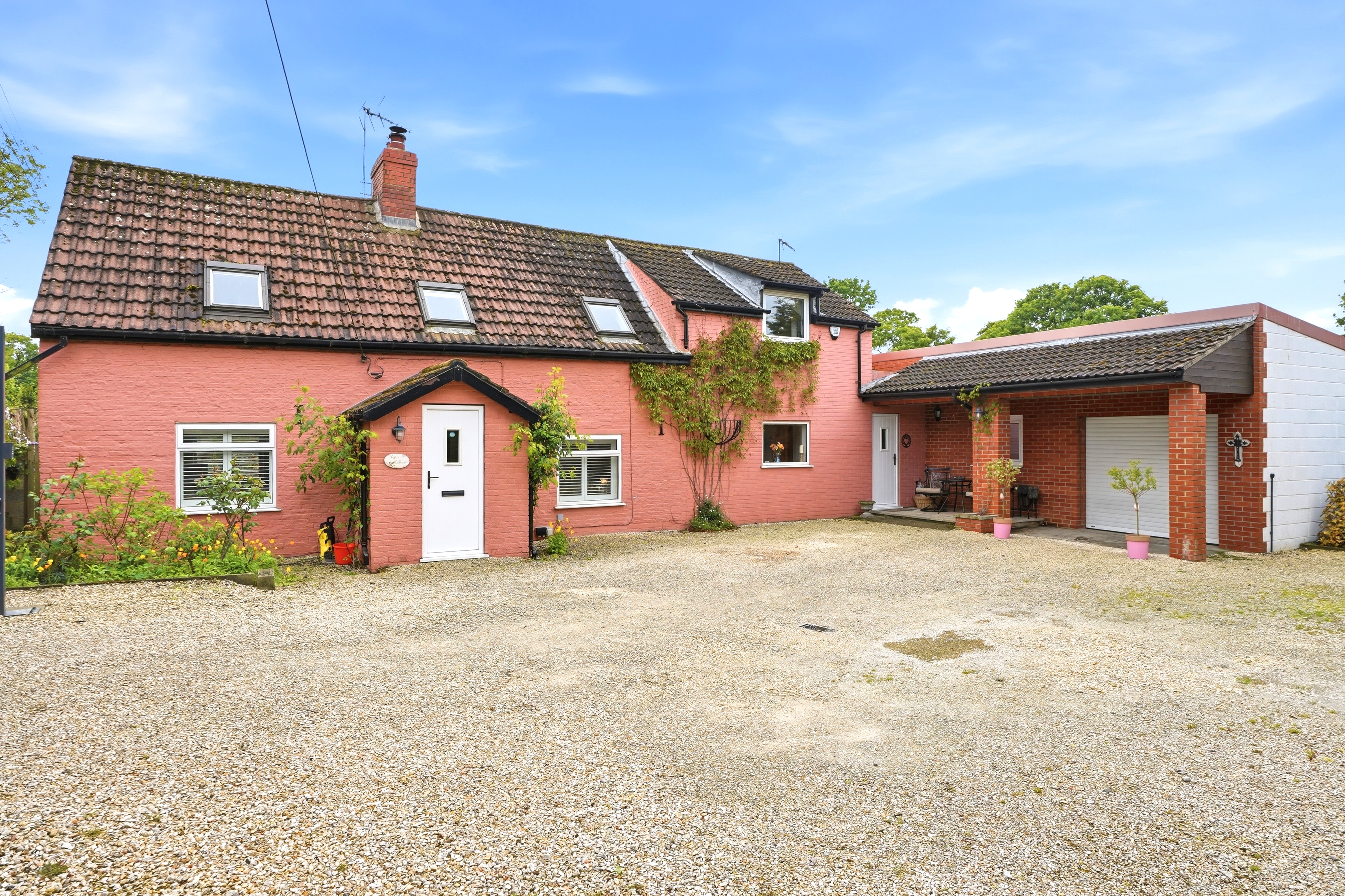 April Cottage, Main Road, Newsholme, DN14 - Photo 49